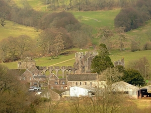 Llanthony Priory z oddali
