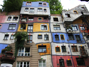 Dom Hundertwassera – szalona architektura w harmonii z naturą