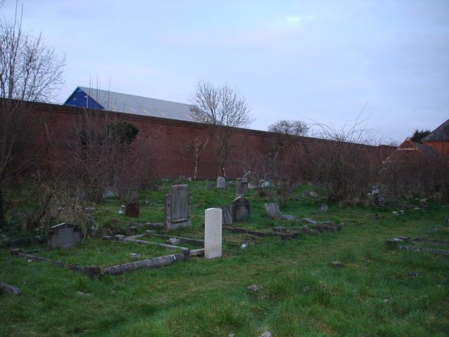 Przykościelny Cmentarz przy Trinity Road.