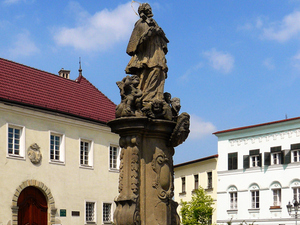 Pomnik Jana Nepomucena przed zamkiem.