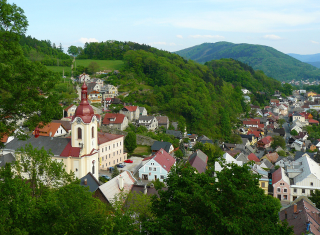 Widok spod Truby na miasteczko.