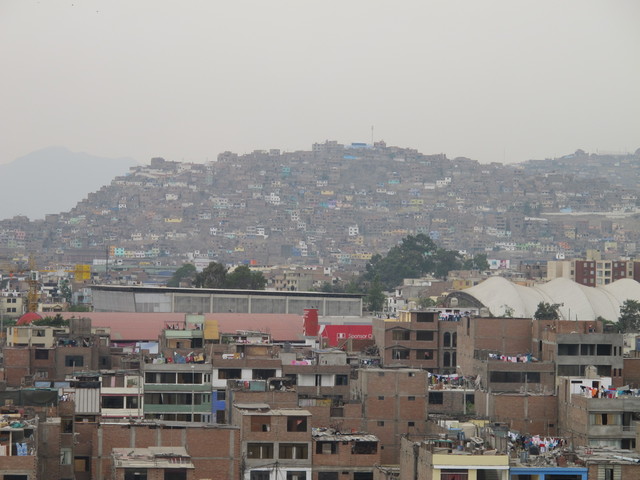 widok na slumsy z okien muzeum