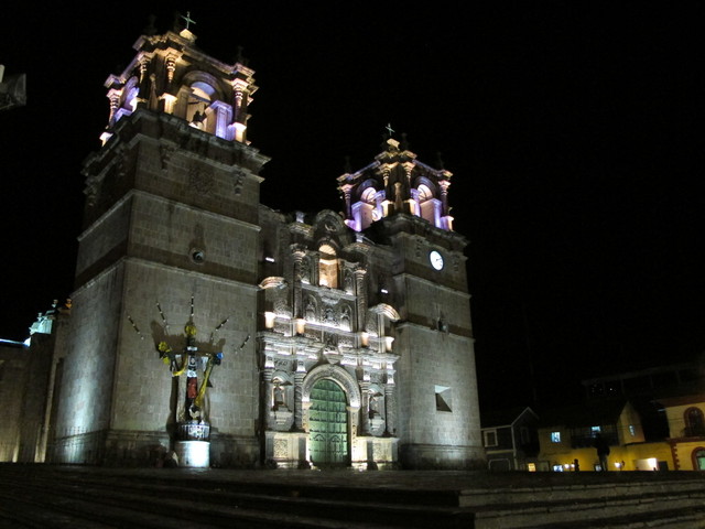 Puno - katedra nocą