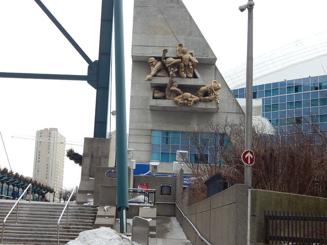 Pomnik kolo CN Tower