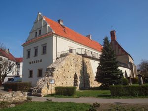 Budynek Muzeum Ziemi Wieluńskiej z tyłu kościół ewangielicki