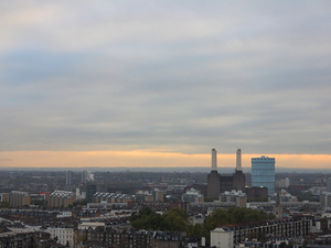Elektrownia Battersea wyróżnia się dla tle pozostałych budynków Londynu
