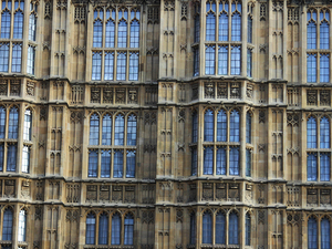 Neogotycka elewacja Pałacu Westminster