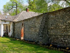 zabudowania wokół pałacu w Kurozwękach