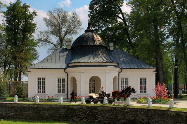 zabudowania wokół pałacu w Kurozwękach