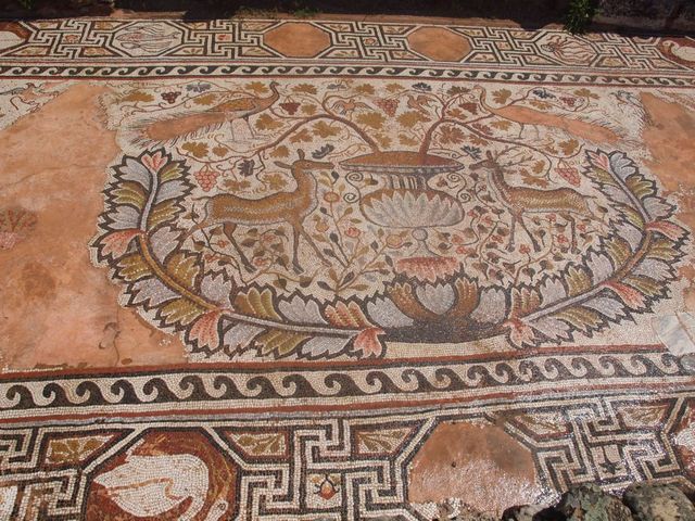 Mozaiki przed wejściem do bazyliki 