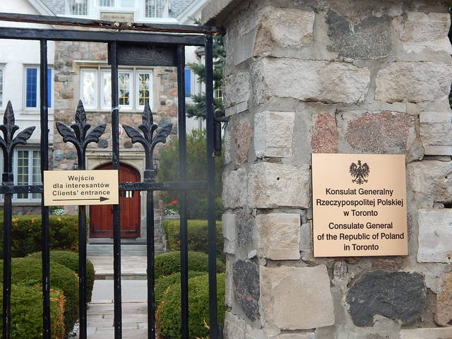 Polski konsulat w Toronto miesci sie wlasnie Lake Shore