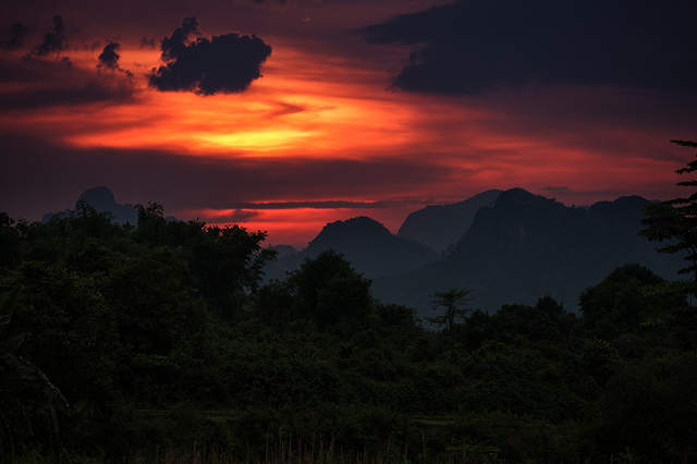 Zachód słońca nad Vang Vieng