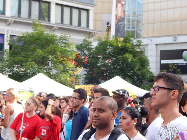 Ludzie sie bawia na Canada Day,Yonge Dundas Squere,Toronto,Ontario,Canada