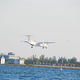 Samoloty podchadzace do ladowania na Toronto City Centre Airport,ktore jest polozone kolo Lake Onatrio,Toronto,Ontario,Canada 