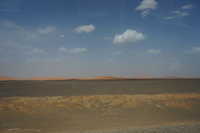 w oddali pierwsze wydmy Sahary