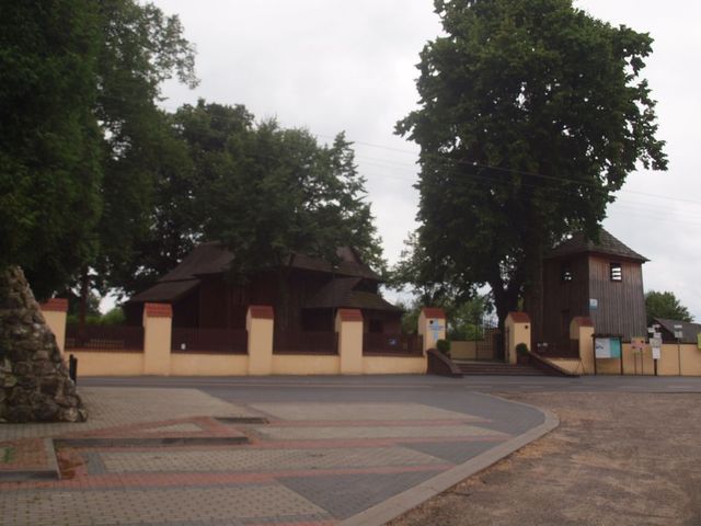 Zabytkowy kościół św.  Idziego i dzwonnica w Zrębicach