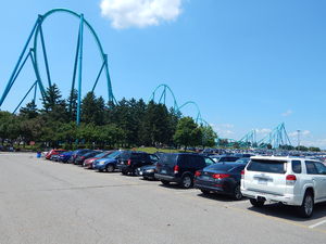 Przed lunaparkiem Canada,s Wonderland