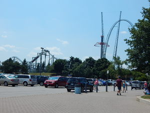 Przed lunaparkiem Canada,s Wonderland