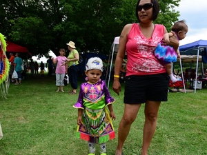 Mamusia i potomstwo  na festiwalu Pow-Wow,Oshweken,Canada