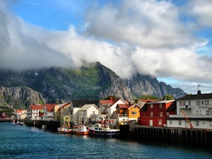 Henningsvær jest to wioska rybacka położona na kilku małych wyspach 