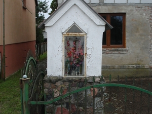 Ogrodowa kapliczka w Dylewie.