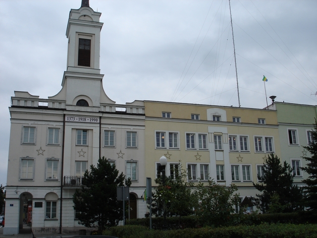 Okazały budynek Ratusza w Ostrołęce.