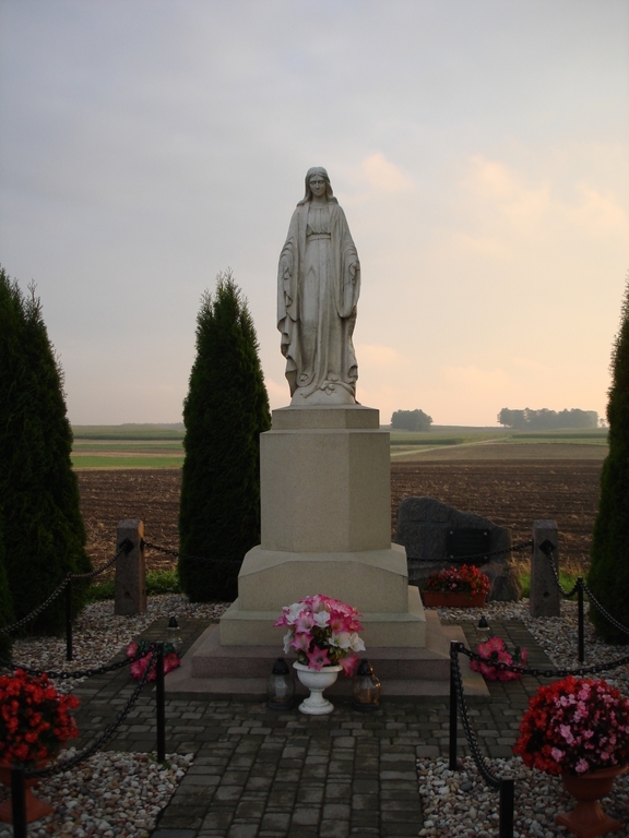 Przydrożna figurka i monument.