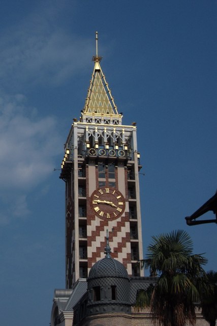 Wieża hotelowa przy Piazza