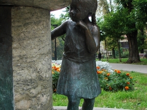 Źródełko - mini zdroje - dziewczynka.