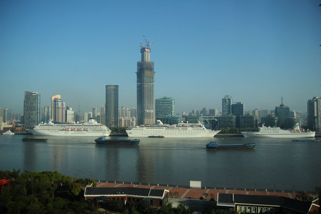 Widok z Pudong na rzekę Huangpu i zachodnią stronę miasta