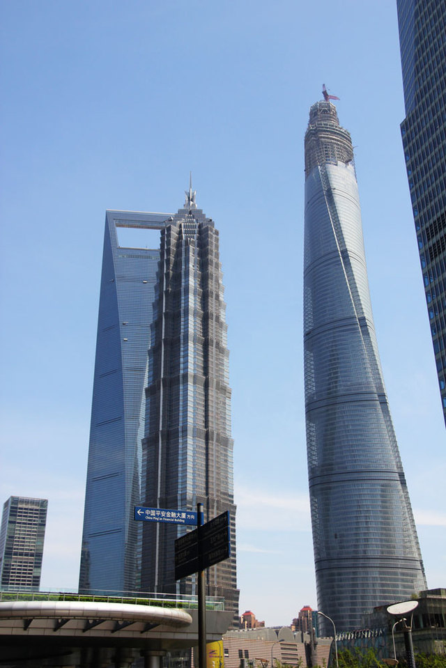 Pudong za dnia – po lewej Otwieracz po prawej budowana Shanghai Tower