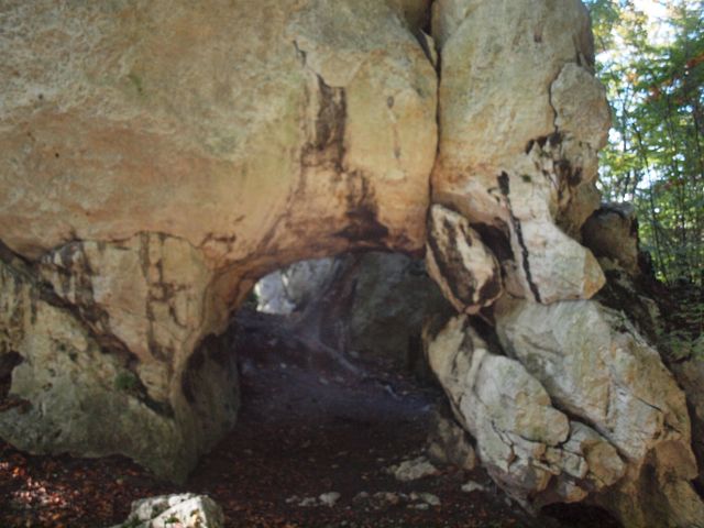 Obok jaskini mała brama