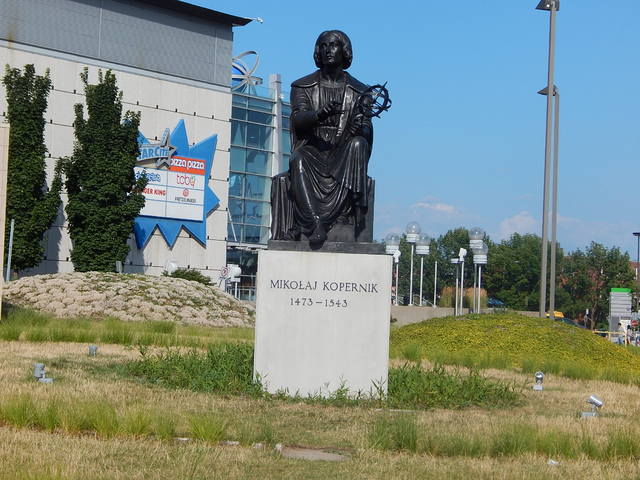 Pomnik Kopernika przed stadionym olimpijskim w Montrealu