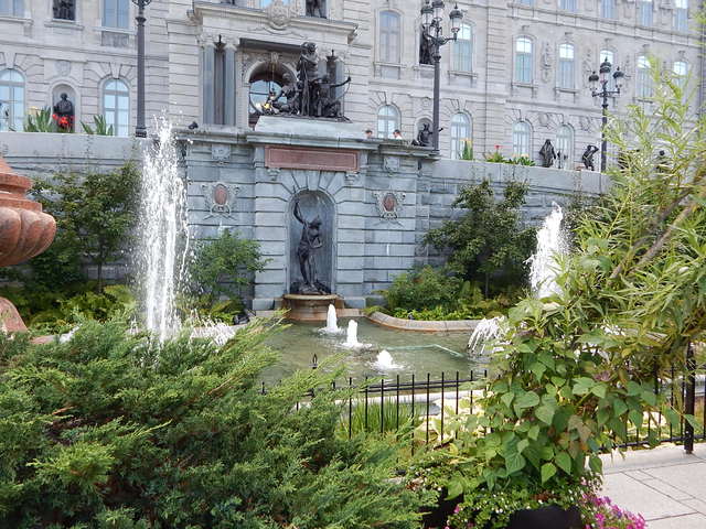Detale fontanny przed parlamentem w Quebec City