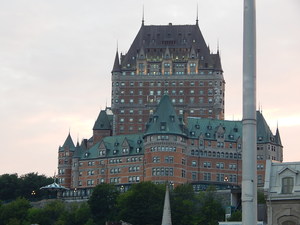 Hotel Chateau Frontenac w Quebec City o zmierzchu