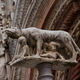 Posąg przed katedrą w Sienie.