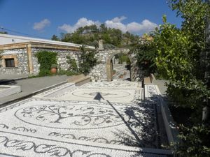 Kochlaki - mozaika z czarnych i białych kamieni