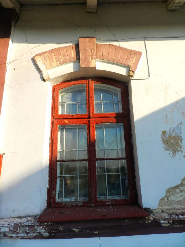 Okno z ceglanym nadprożem