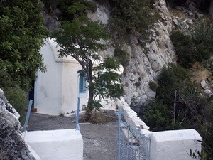 Kapliczka przy jaskini