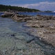 Kamienista plaża w Gaios