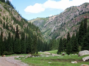 Alpejskie doliny w pobliżu czerwonych skał Jeti Ögüz