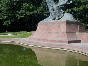 Pomnik Chopina w Łazienkach.