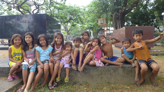 dzieci z cmentarza Północnego w Manili 