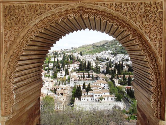 25782363 - Granada Granaty u stóp Alhambry