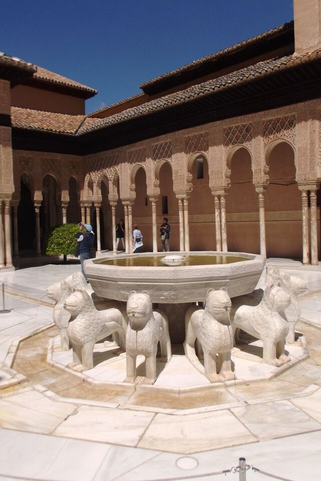25782371 - Granada Granaty u stóp Alhambry