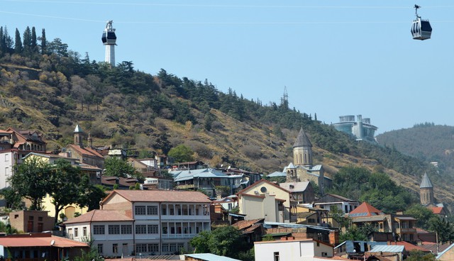 Tbilisi-można wjechać kolejką na wzgórze