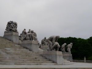 Rzeźby na schodach przed Monolitem