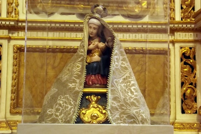 kopia cudownej figury figura Matki Bożej Karmiącej