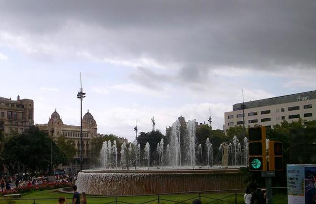 Fontanna na Placu Katalońskim.