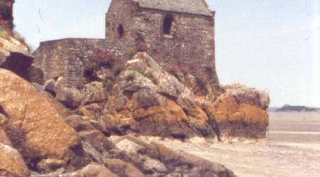 Kapliczka na brzegu – Saint-Malo, Francja